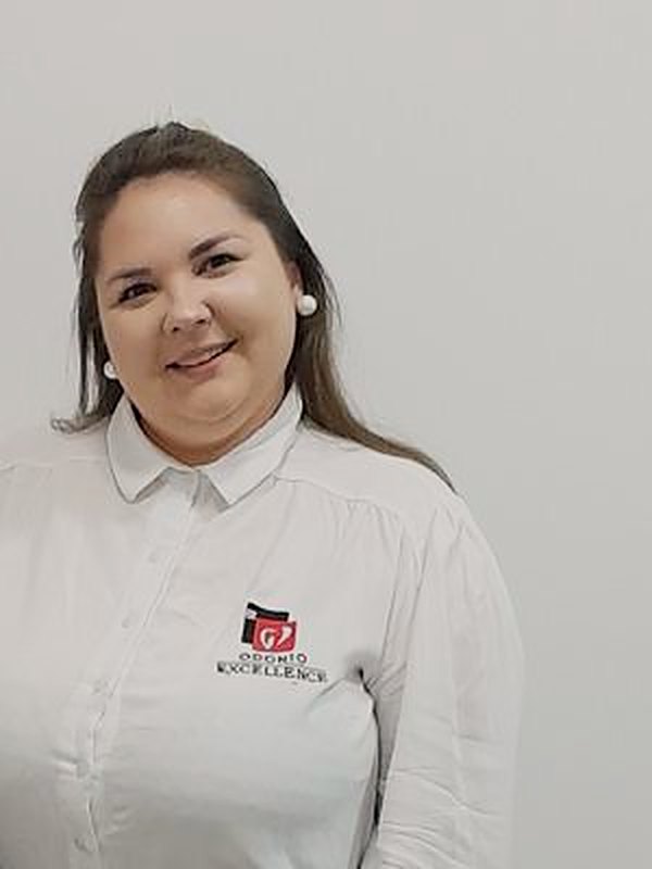 Jaqueline, gerente da clínica, sorrindo