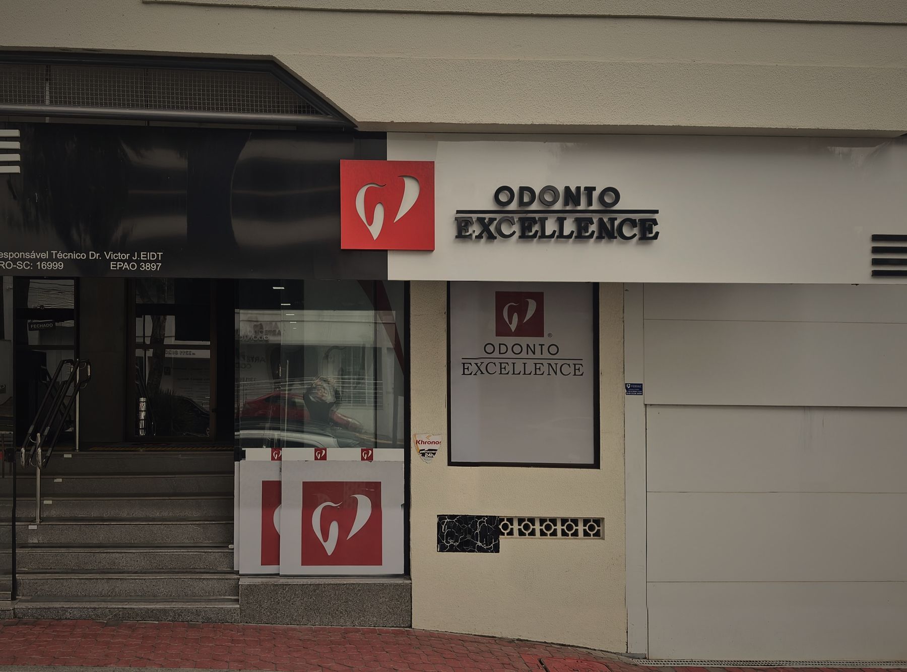 Fachada da Odonto Excellence na Rua Clevelândia, com a entrada e o logo da clínica