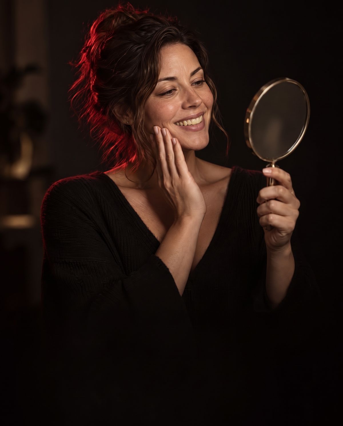 Mulher sorrindo e olhando o próprio sorriso num espelho de mão