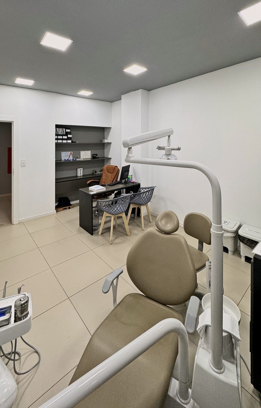 Consultório com cadeira odontológica