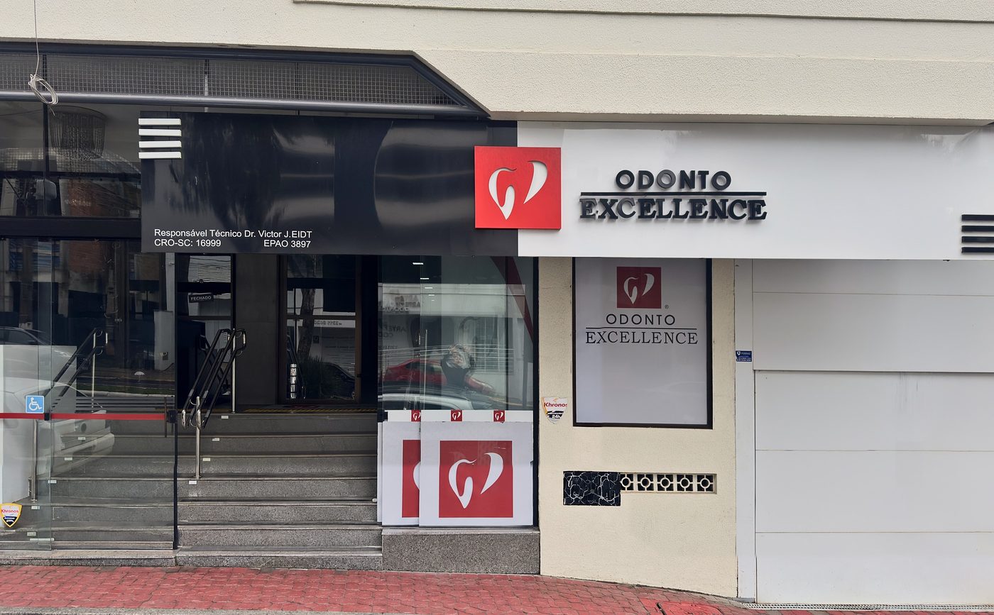 Fachada da Odonto Excellence na Rua Clevelândia, com o logo, a placa do responsável técnico e a entrada